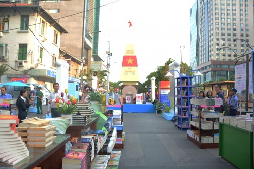 Khai mạc Lễ hội Đường sách Tết Bính Thân tại Thành phố Hồ Chí Minh - ảnh 1